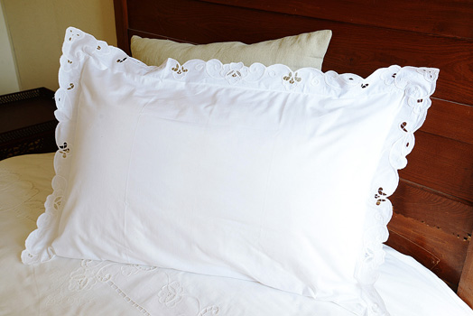 Scalloped Embroidered Pillowcases, Queen Sizes - Click Image to Close